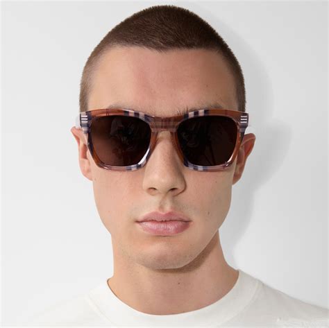 Check Square Sunglasses in Birch brown .